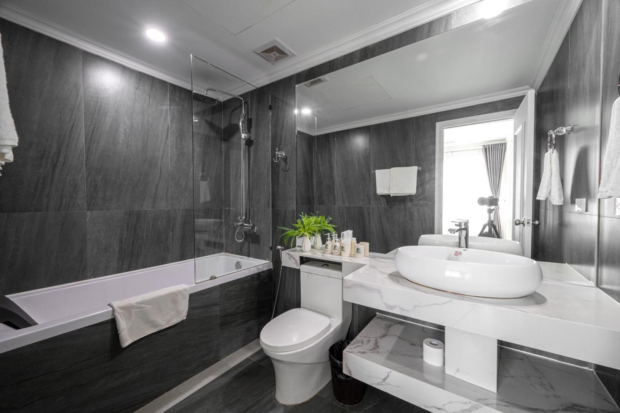 Luxe Paradise Suites Xuan Dieu Hanoi Exterior photo